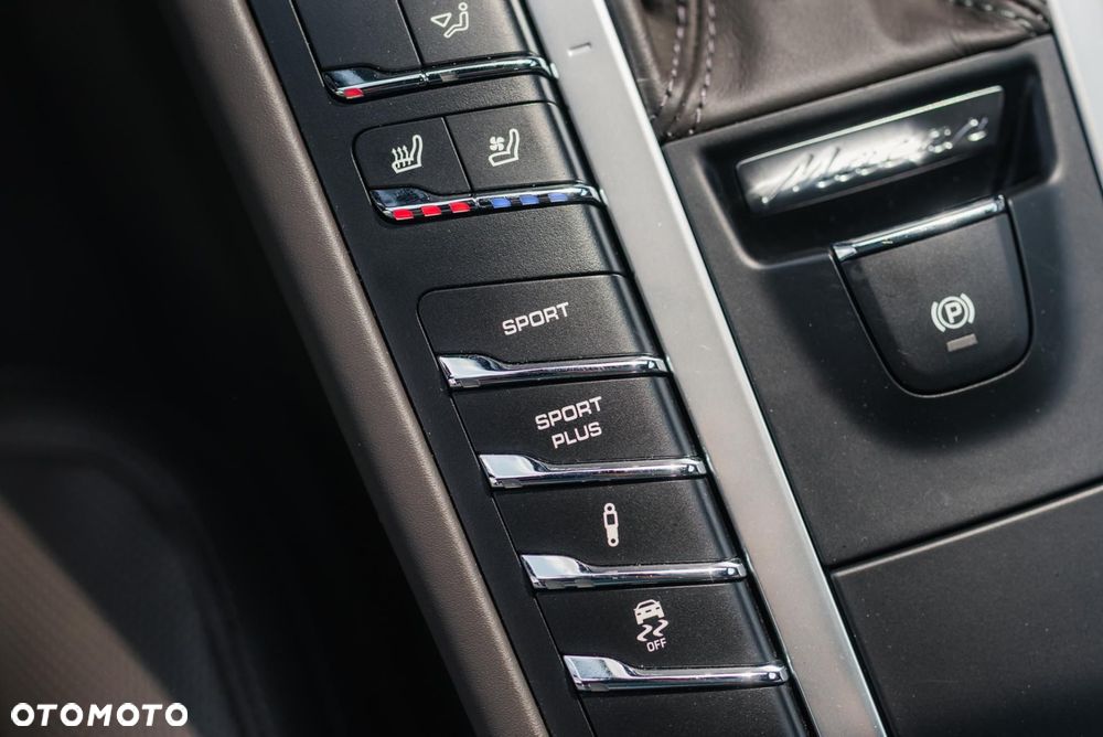 Porsche Macan Turbo - 23