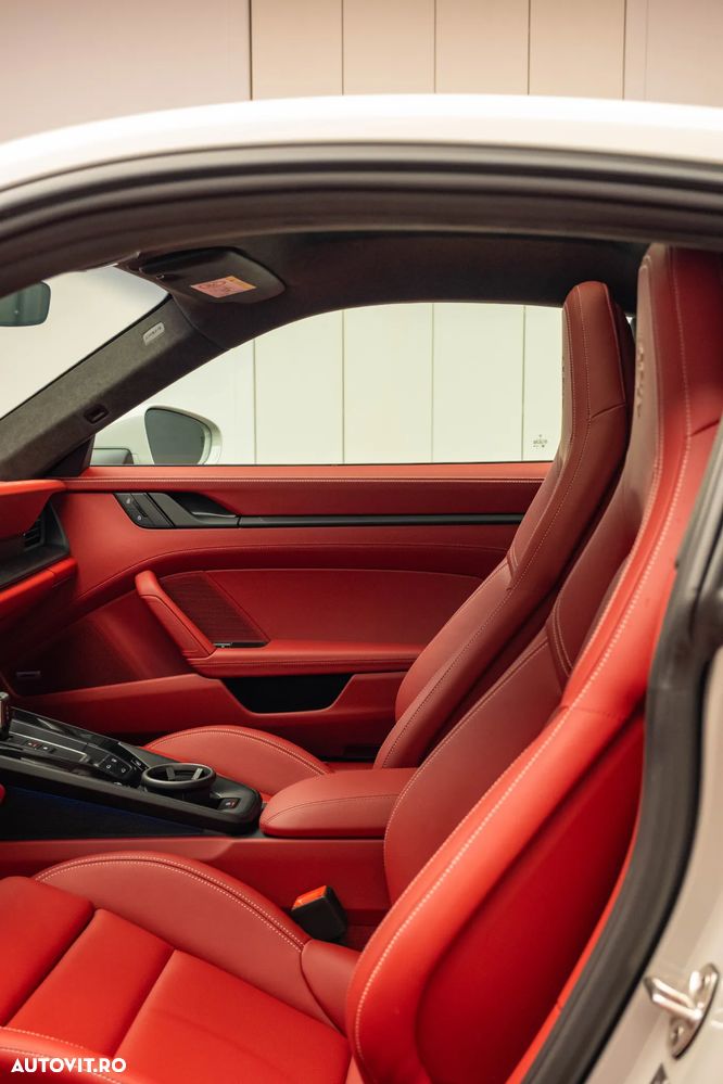 Porsche 911 Carrera 4 GTS PDK - 31