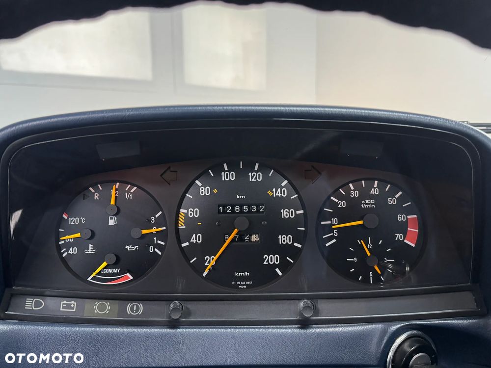 Mercedes-Benz W123 - 25