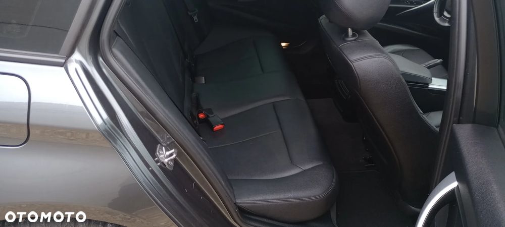 BMW Seria 3 318d DPF Edition Sport - 11