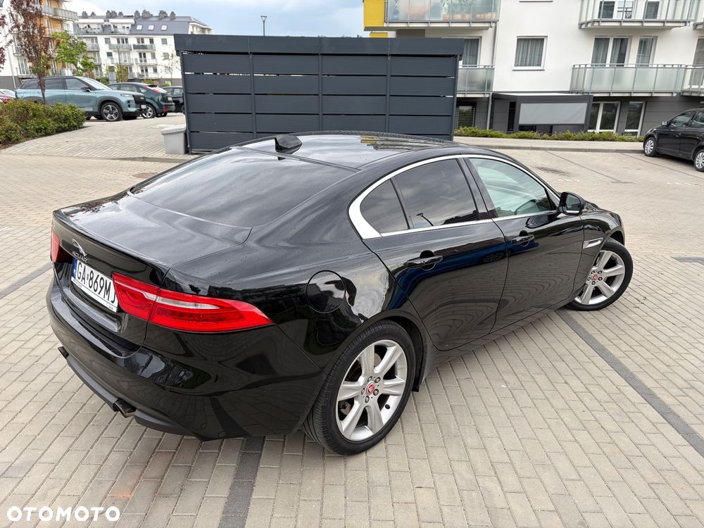 Jaguar XE 2.0 T Prestige - 3