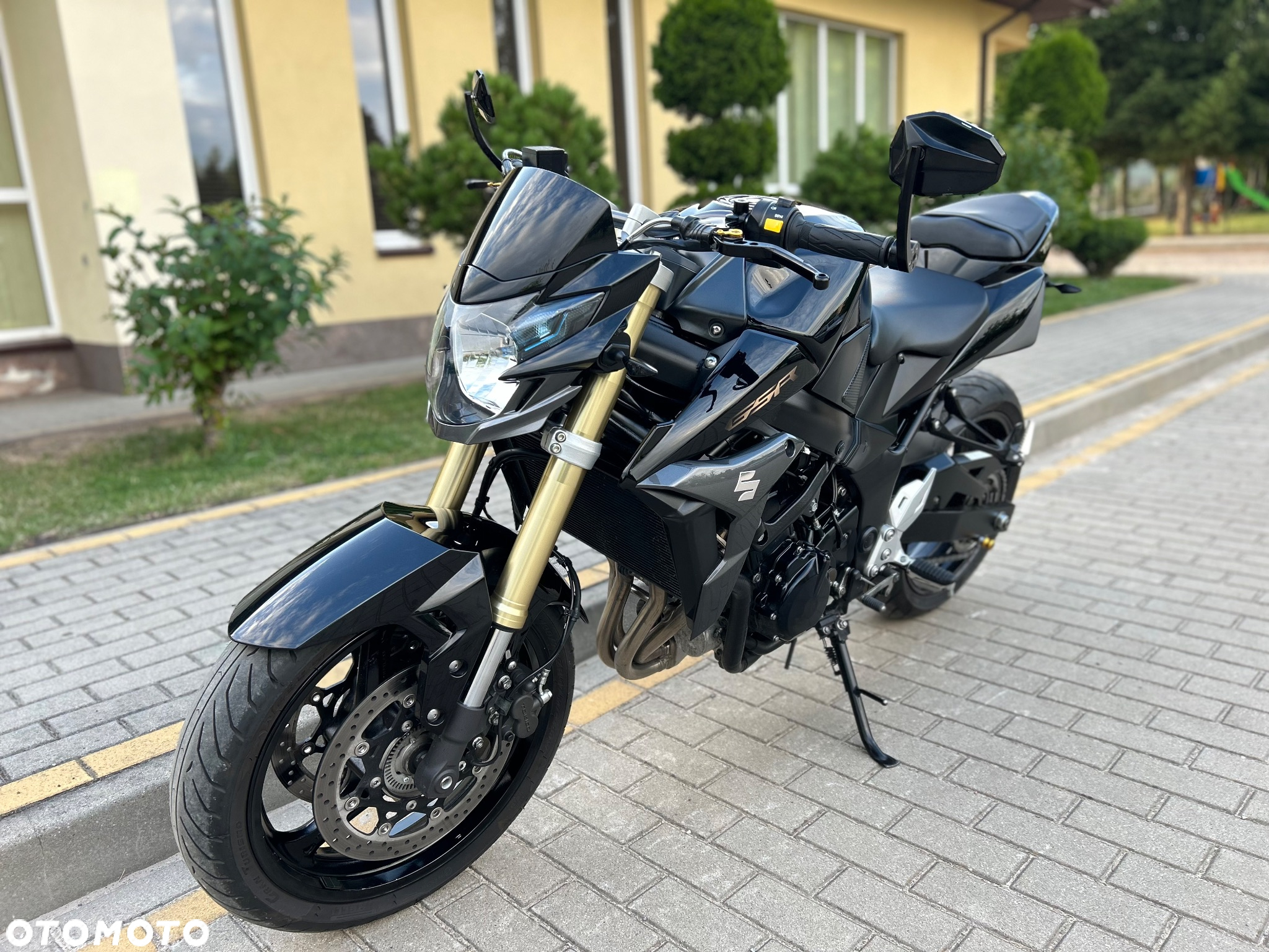 Suzuki GSR - 8
