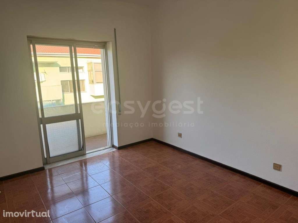 Apartamento T3 , zona privilegiada, na principal artéria da cidade - Grande imagem: 2/19