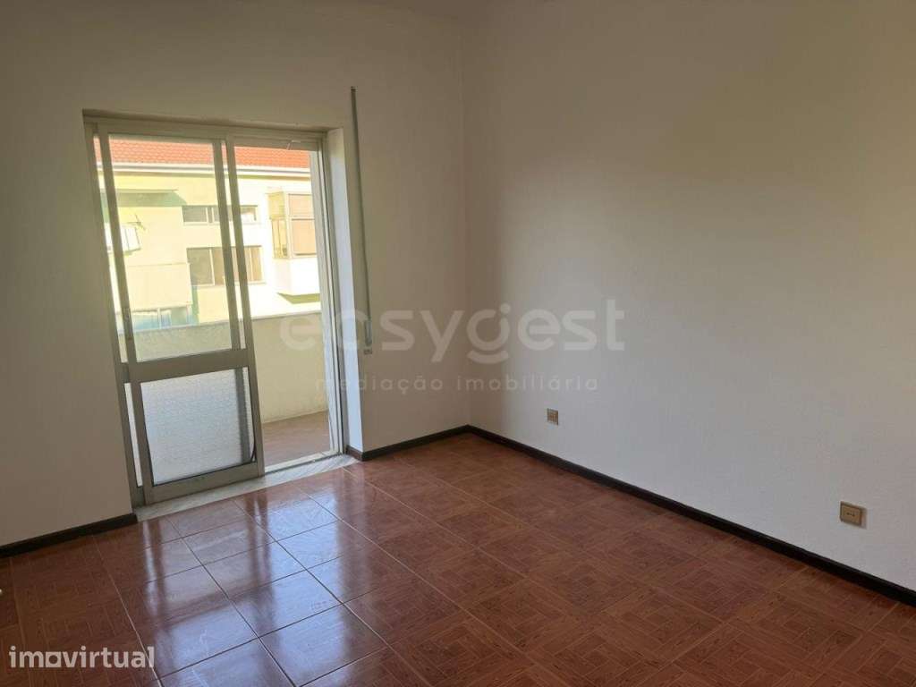 Apartamento T3 , zona privilegiada, na principal artéria da cidade - Grande imagem: 2/19