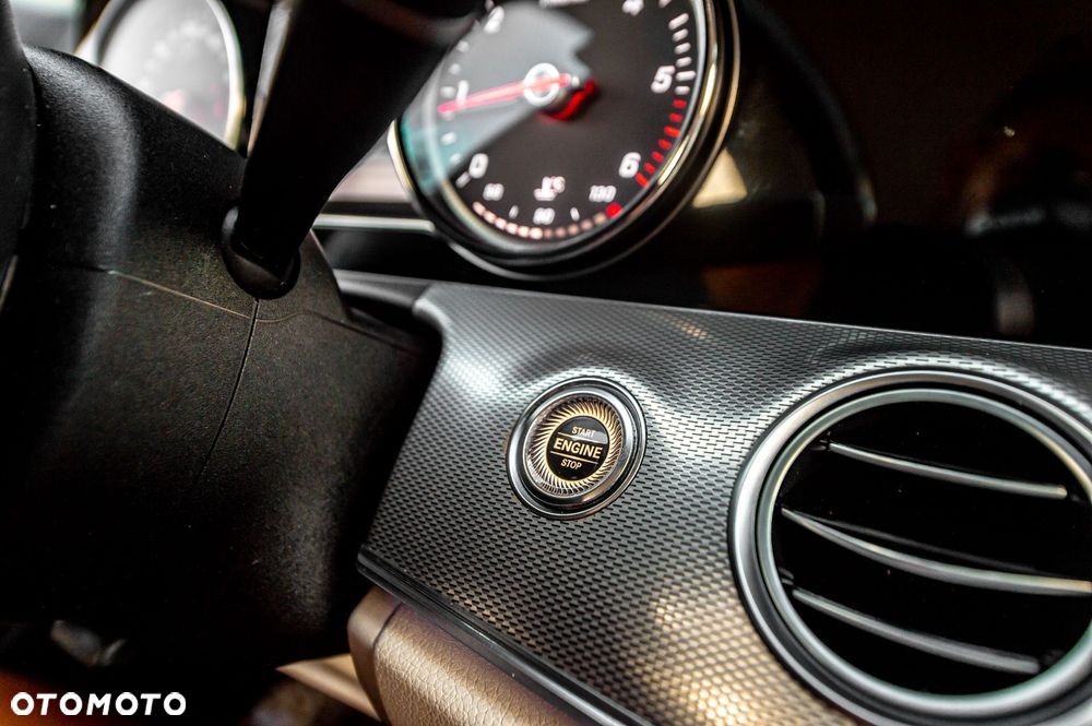 Mercedes-Benz Klasa E 220 d 4-Matic 9G-TRONIC - 25