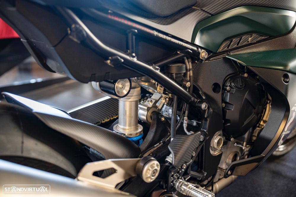 BMW M 1000 RR TT Isle of Man Edition - 11
