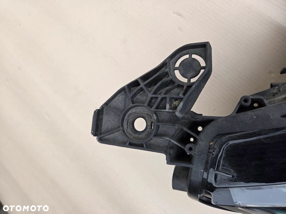 Lampa przednia prawa zwykła Peugeot 208 II  9823193880 - 9