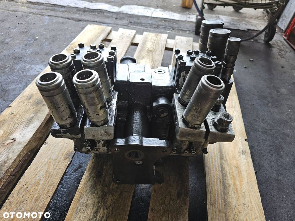 ROZDZIELACZ STEYR 6230 CVT T7 PUMA - 7