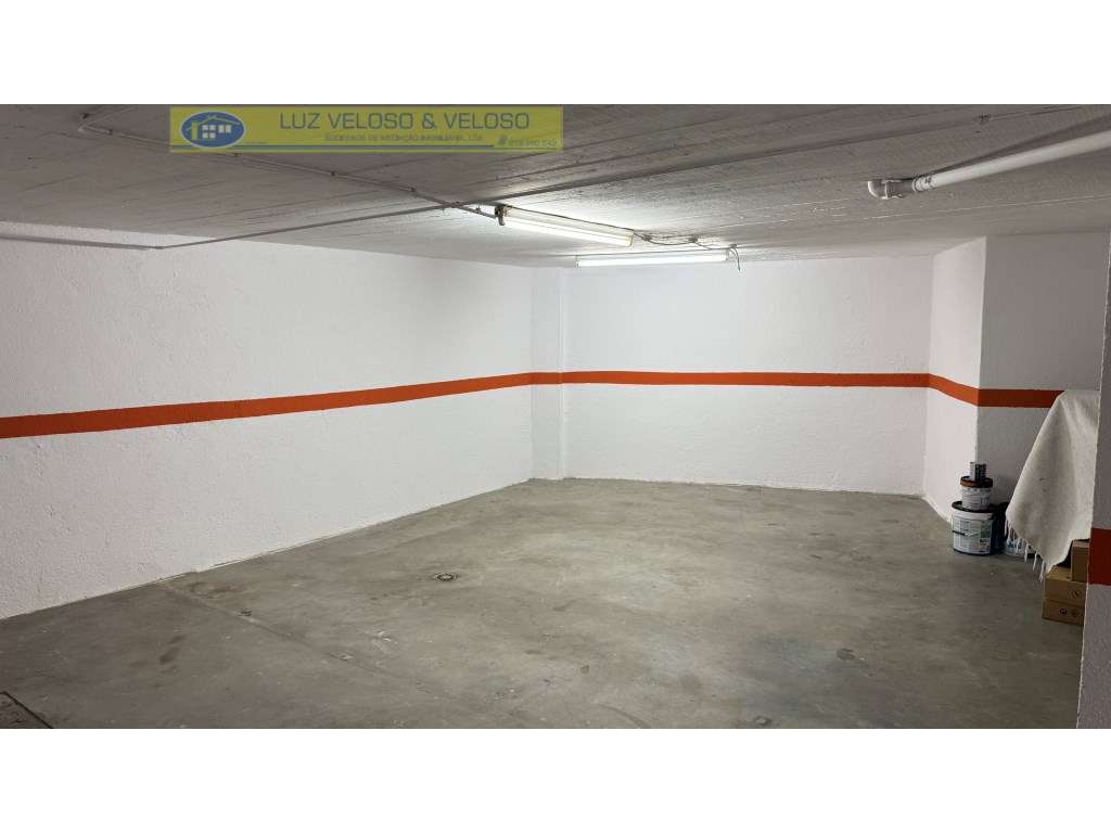 Garagem em Tercena, 76m2 com Wc e saída direta para a rua - Grande imagem: 5/11