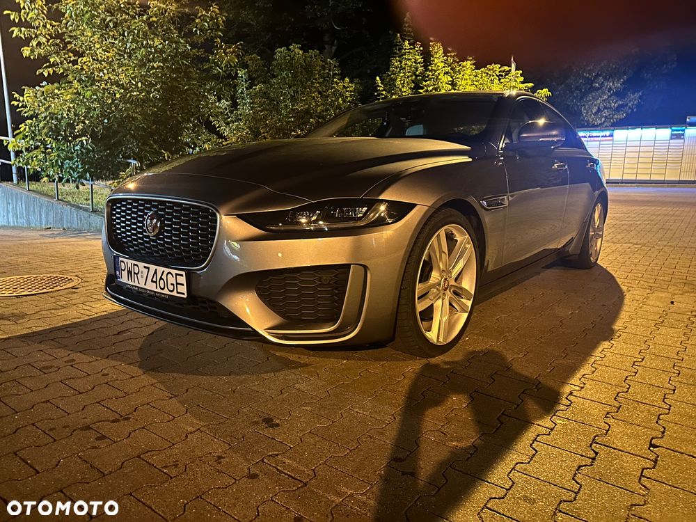 Jaguar XE 2.0 D180 R-Dynamic S - 24