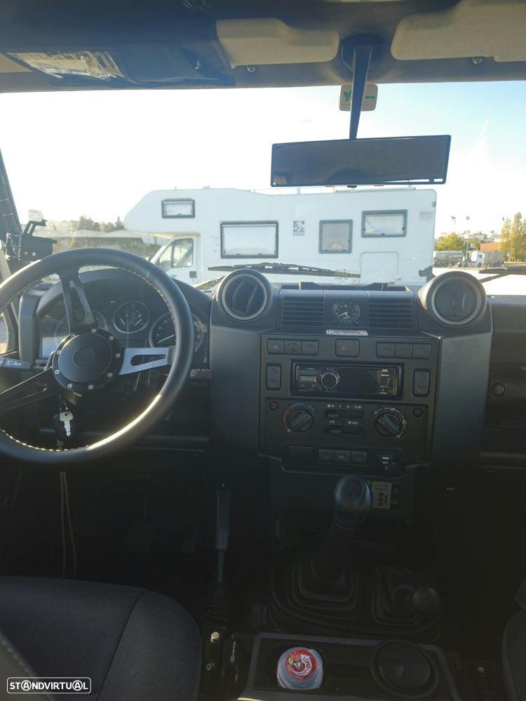 Land Rover Defender - 8