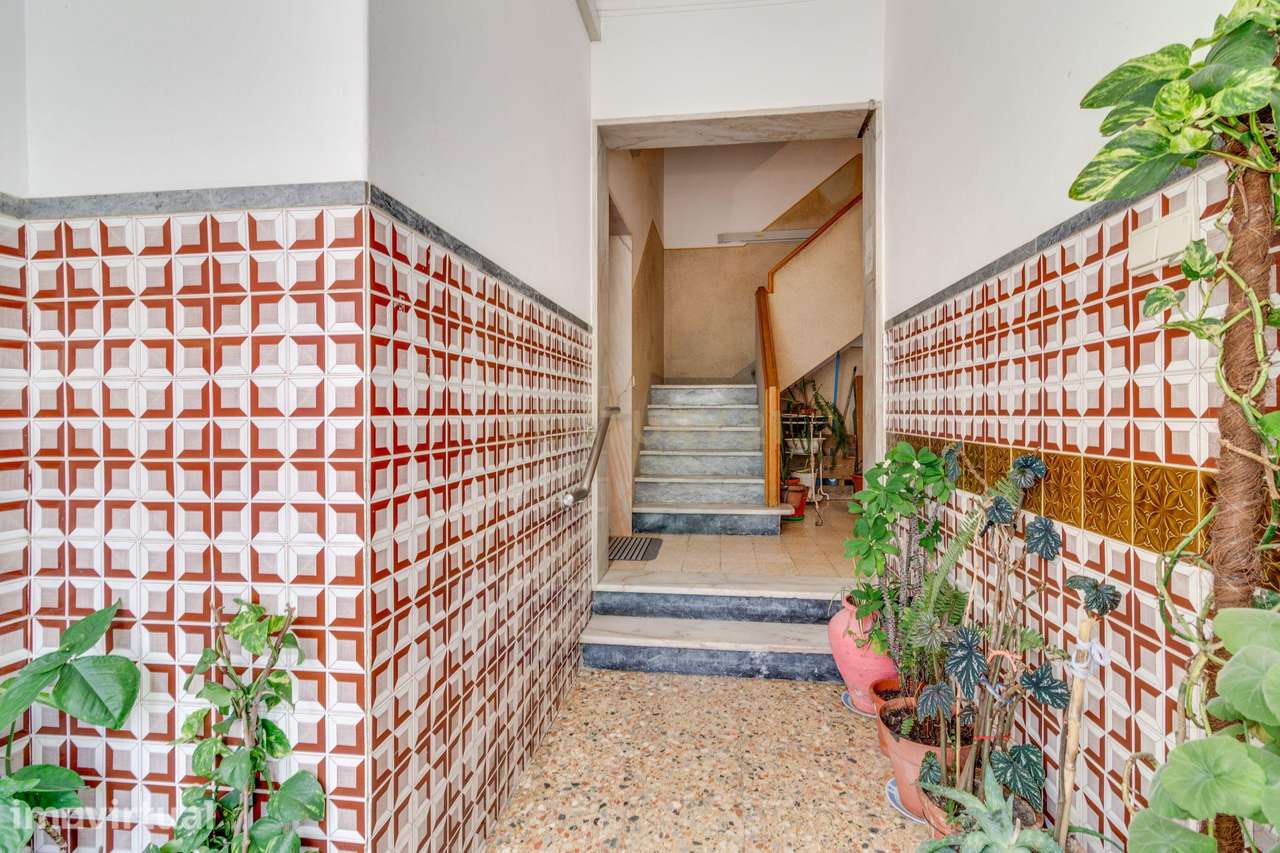 A sua primeira casa pode começar aqui Apartamento T2 Baixa Banheira - Grande imagem: 2/25