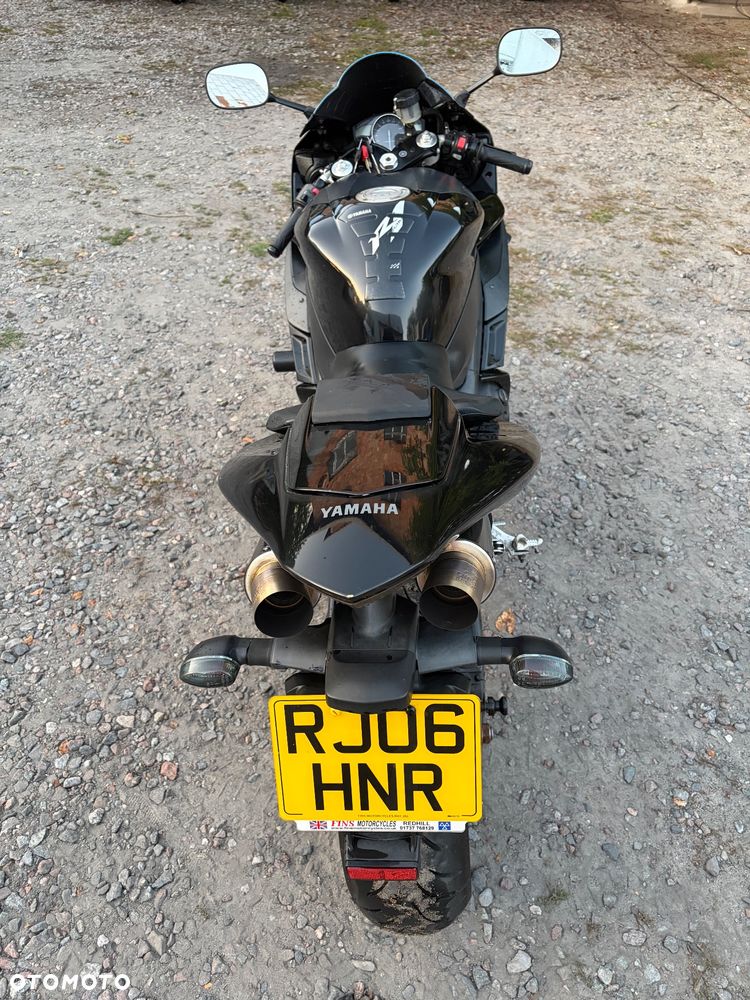 Yamaha R1 - 4