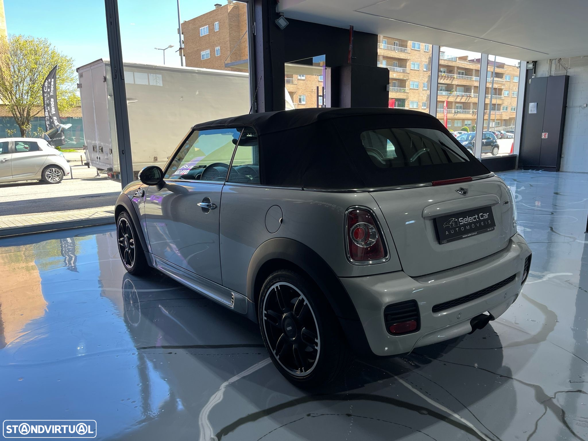 MINI Cabrio John Cooper Works - 8