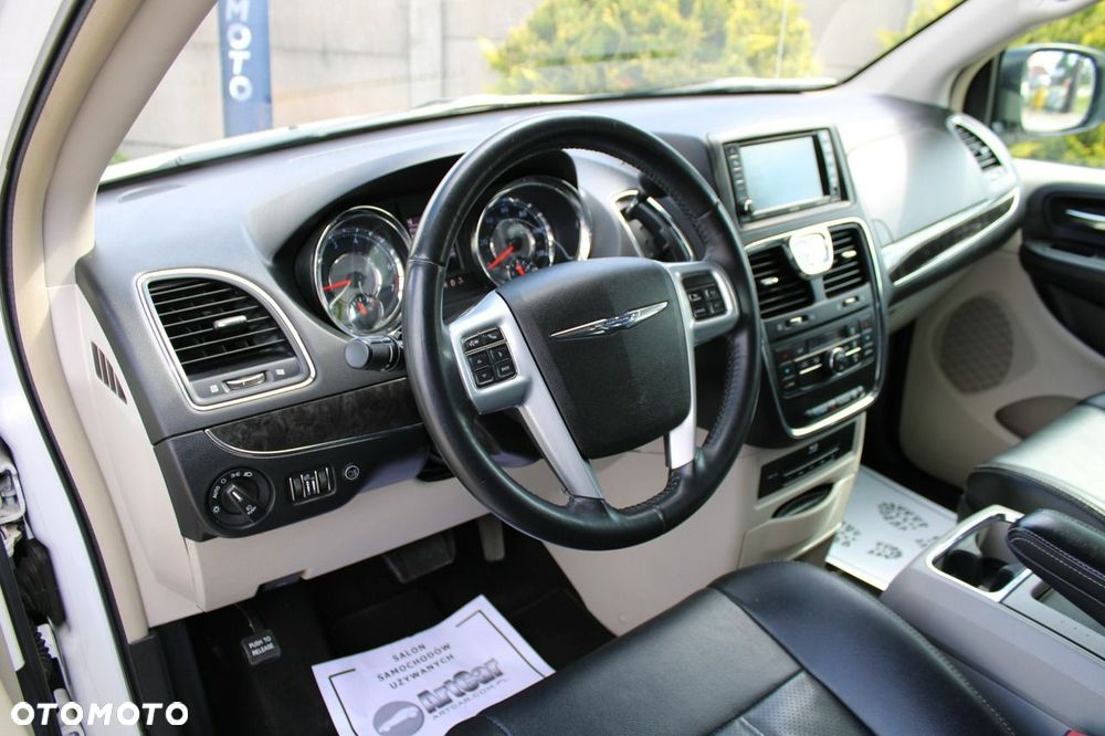 Chrysler Town & Country - 18