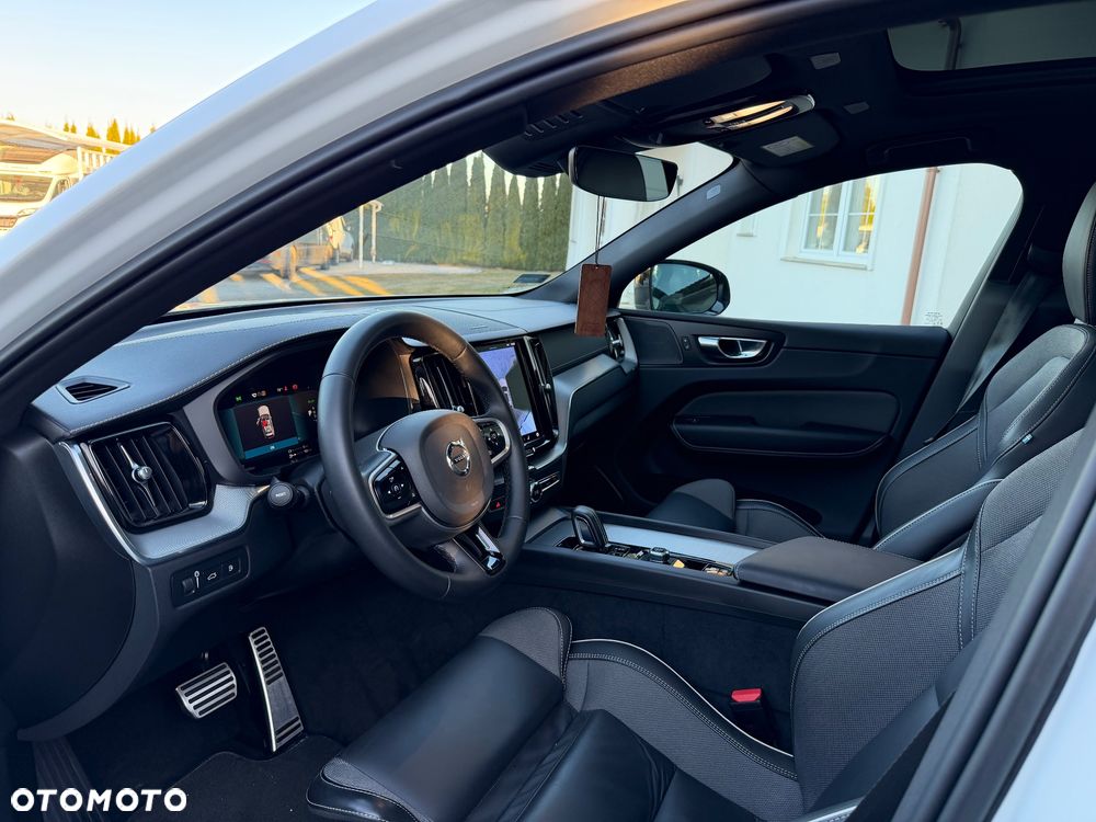 Volvo XC 60 T6 Plug-In Hybrid AWD Ultra Dark - 17