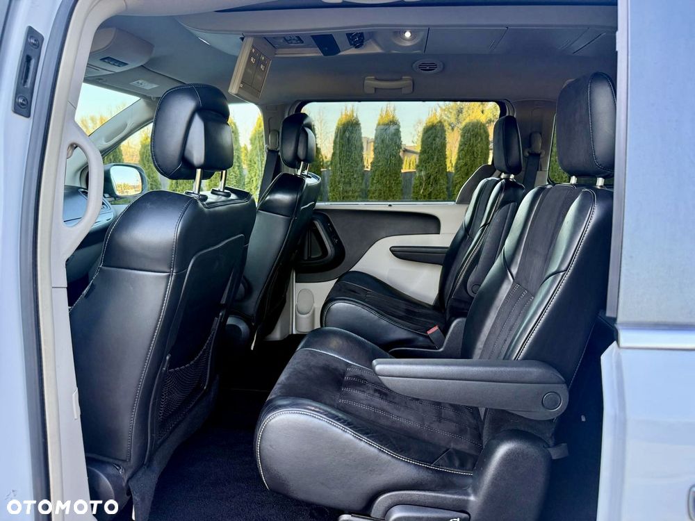 Chrysler Town & Country 3.6 Limited - 21