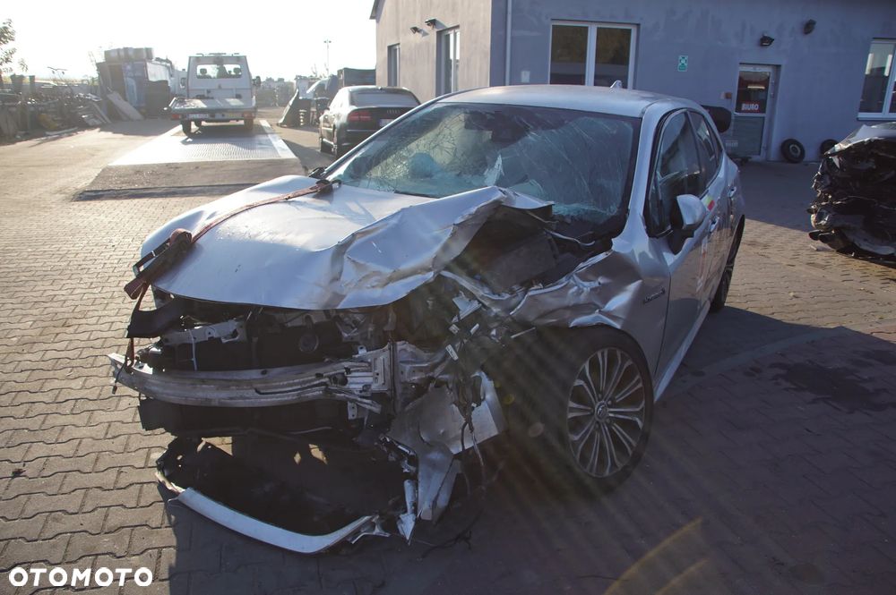 Auto na części - Toyota Corolla E21 1.8 HYBRID 122 KM 2ZR-FXE CVT 1J6 2019R Silnik Skrzynia Drzwi Lusterko Zderzak Klapa Lampa Szyba Klamka Deska Kokpit Sterownik Moduł Czujnik Licznik Wyświetlacz Panel Kierownica - 1