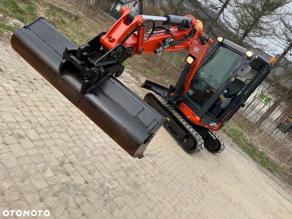 Kubota U27 Minikoparka koparka gąsienicowa 2.8 tony. jak Nówka sztuka z salonu! 2017 rok. 2200mtg. Przywieziona z Gospodarstwa Norweskiego! Zadbana Maszyna ani deka luzów i wycieków. Aktualna Dekra dokumentacja BMWT! Szybkozłącze Hydrauliczne. Szybka wolna jazda.Zamki na tłokach. Wersja Norweska!! OKAZJA - 4