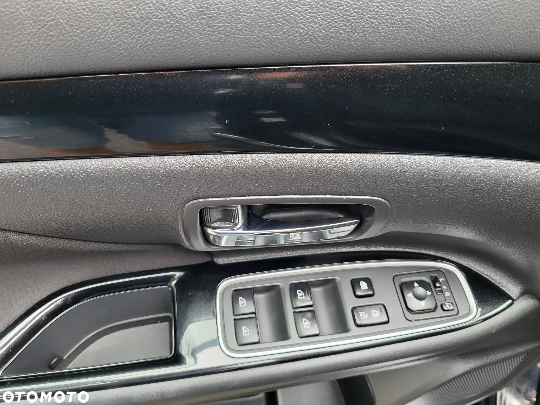 Mitsubishi Outlander ver-2-4-4wd-plug--in-hybrid-intro-edition - 11