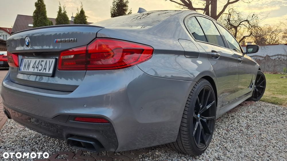 BMW Seria 5 M550i xDrive - 28