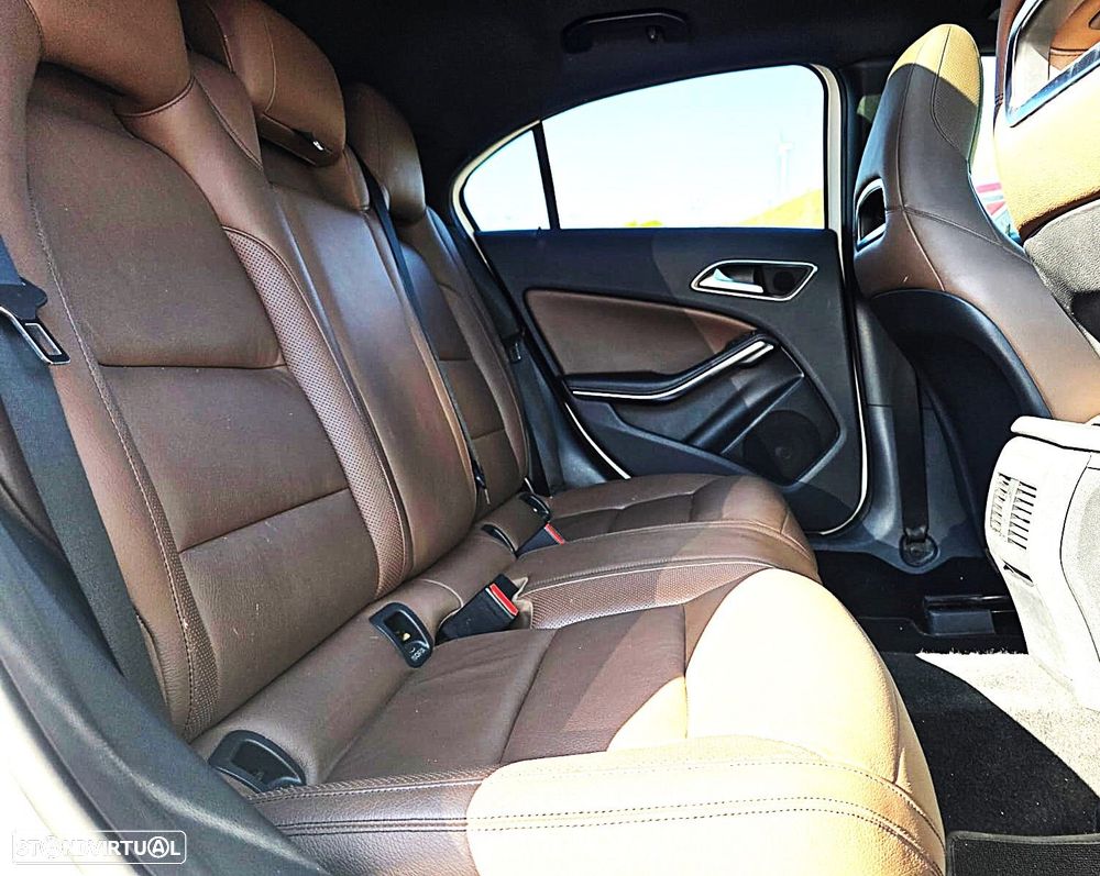 Mercedes-Benz A 45 AMG 4-Matic - 14