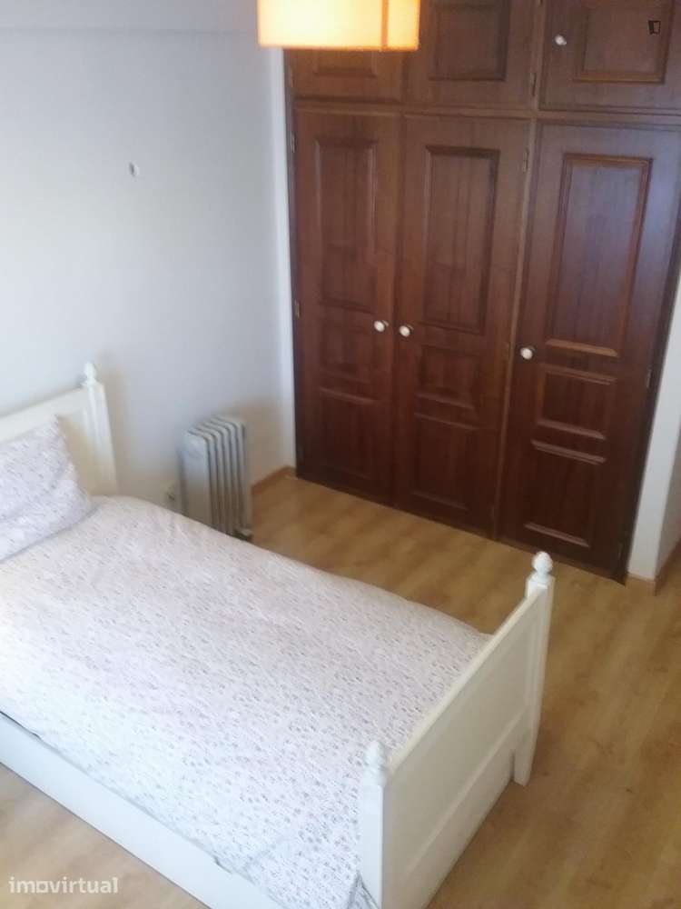 Quarto - localizado em Benfica Lisbon - Grande imagem: 4/22