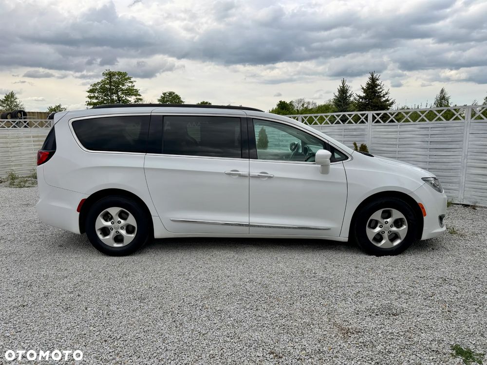 Chrysler Pacifica - 30
