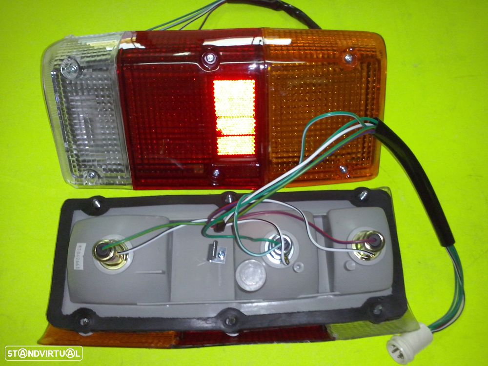Nissan Patrol 160 - Farolins de trás ( Novos ) Aplica no Patrol 260 - 1