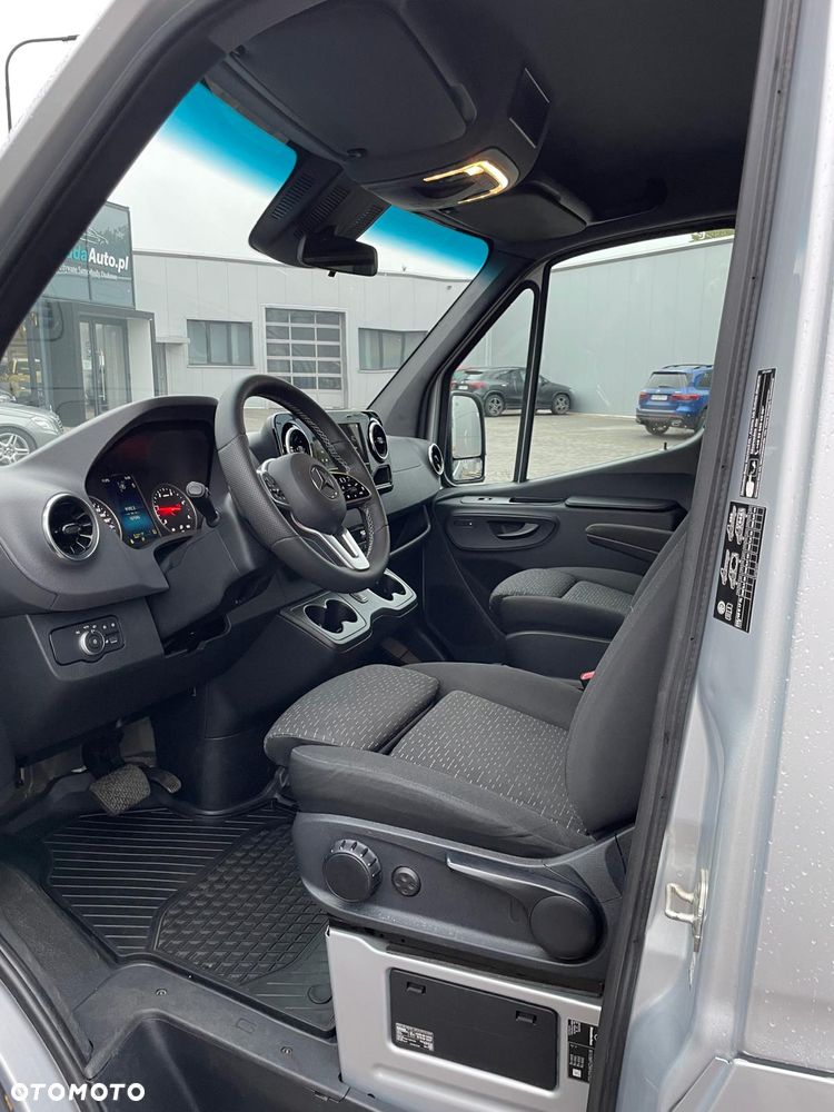 Mercedes-Benz Sprinter 907.235 - 11