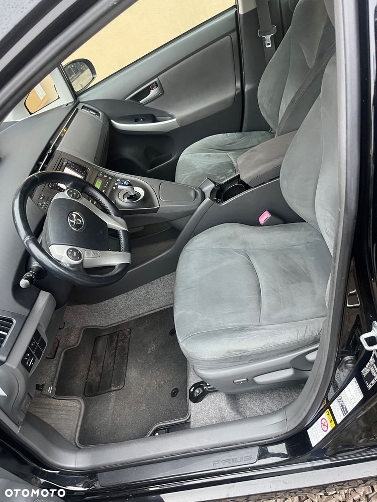 Toyota Prius (Hybrid) Executive - 11