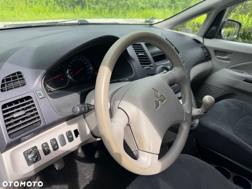 Mitsubishi Grandis 2.4 Intense - 14