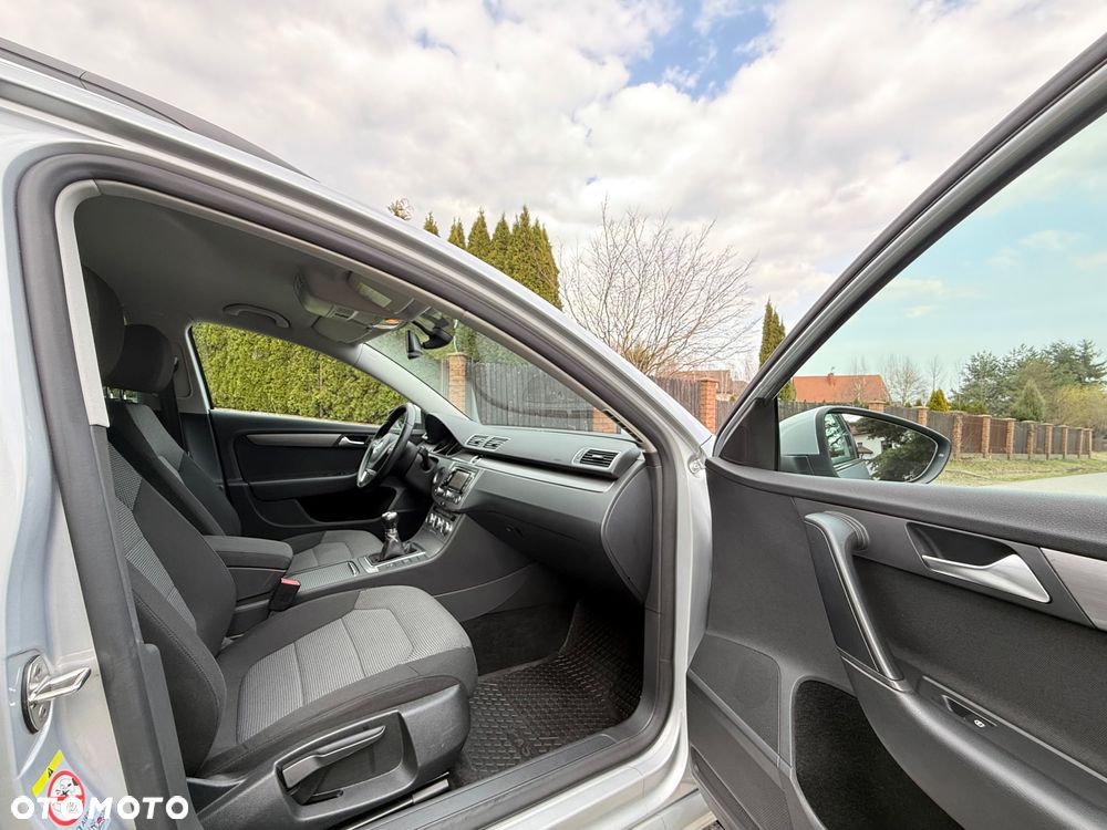 Volkswagen Passat 1.6 TDI DPF BlueMot Highline - 24