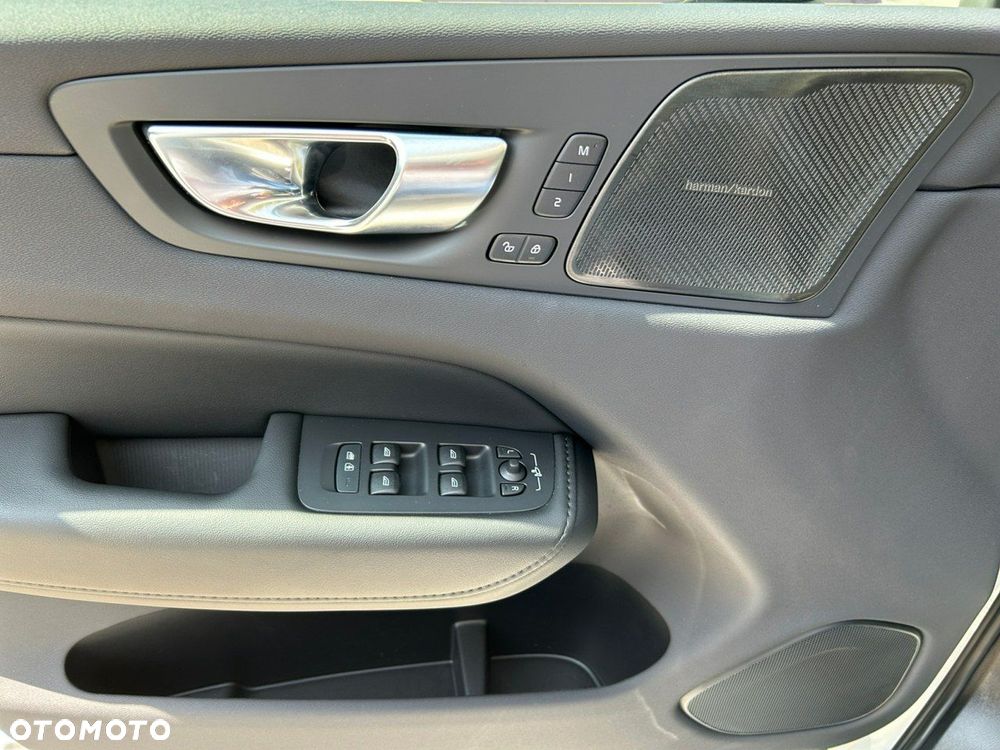 Volvo XC 60 B4 B Plus Dark - 12