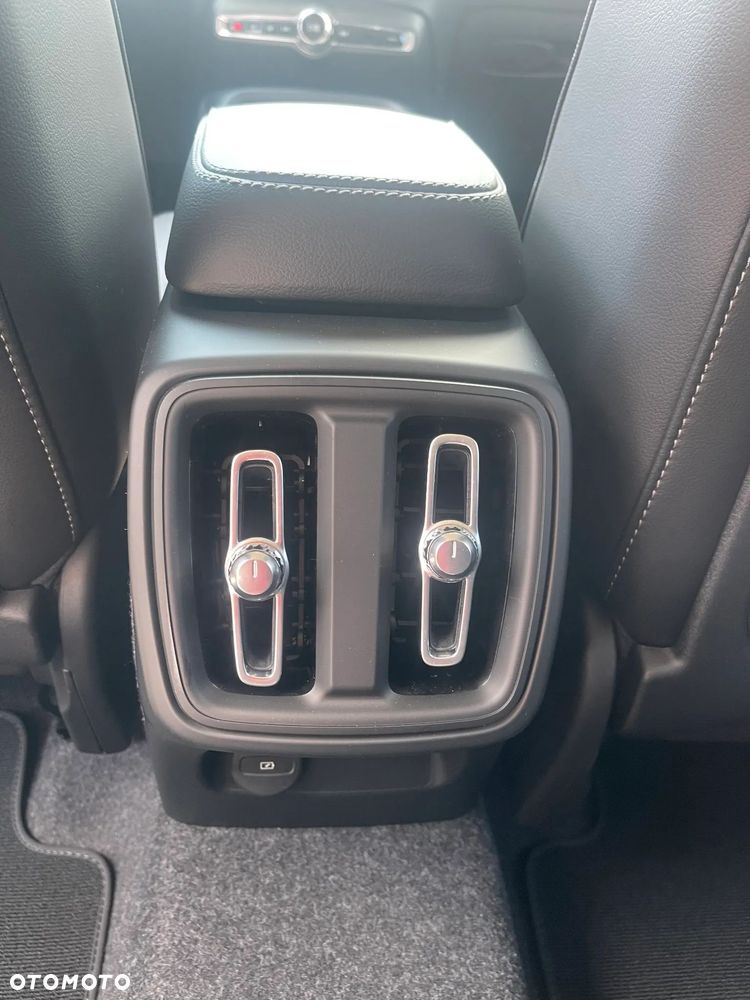 Volvo XC 40 B3 Plus Dark - 24