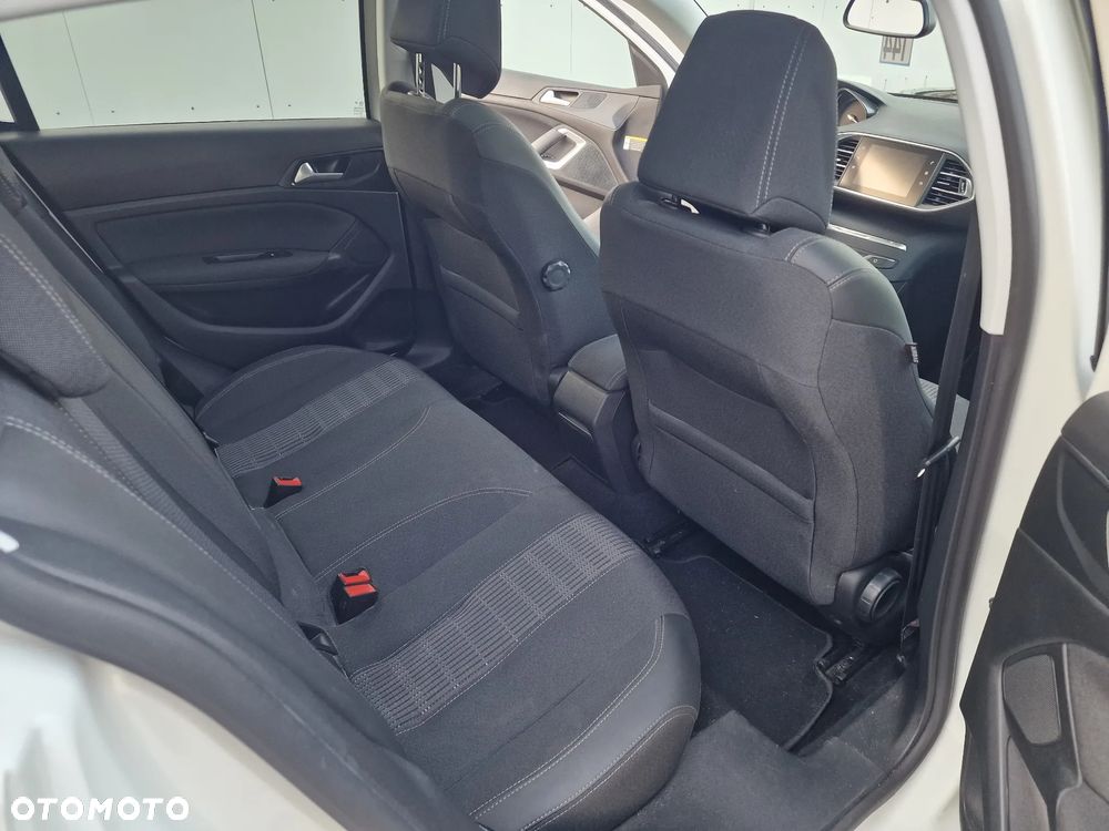 Peugeot 308 PureTech 130 GPF EAT8 Stop & Start Allure Business-Paket - 22