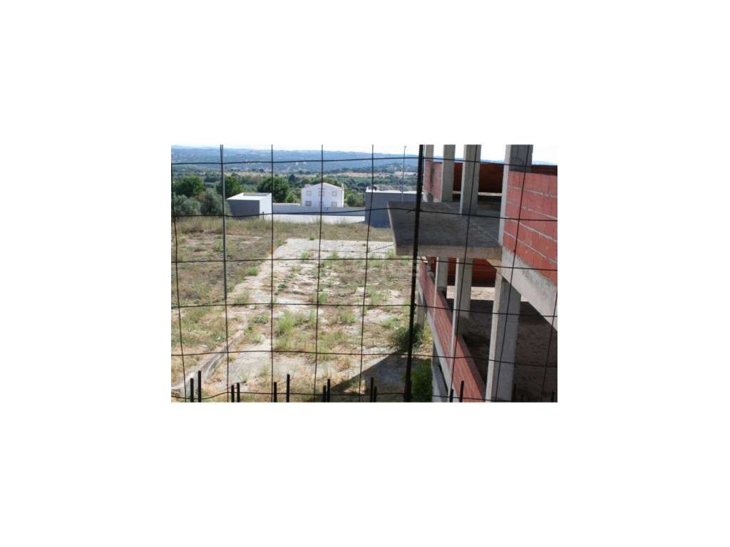 Lote urbano com construção iniciada em Alvito - Grande imagem: 2/13