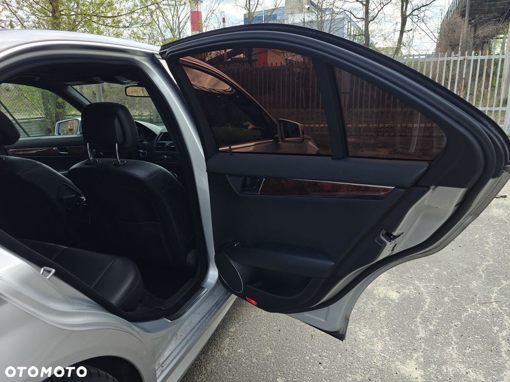 Mercedes-Benz Klasa C 300 Avantgarde 4-Matic - 24