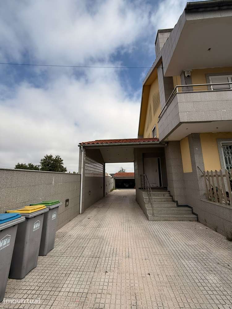 Moradia V3+1 com Jardim e 3 Frentes em Arcozelo, Vila Nova de Gaia - Grande imagem: 2/17
