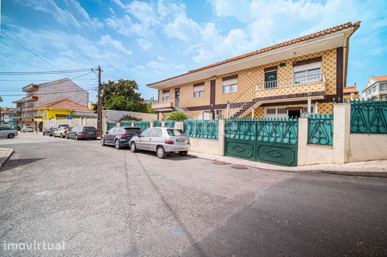 Moradia Geminada T4 com Jardim e Garagem em Zona Tranquila de Camarate - Grande imagem: 2/45
