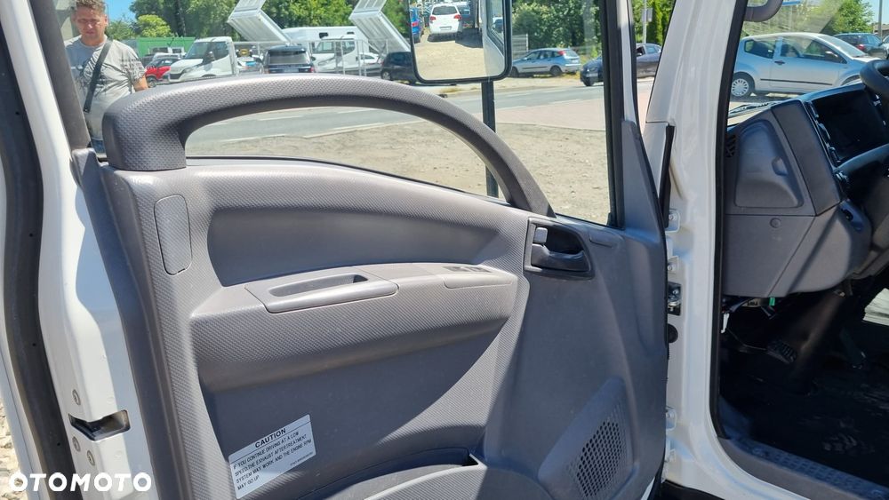 Isuzu M21 - 19