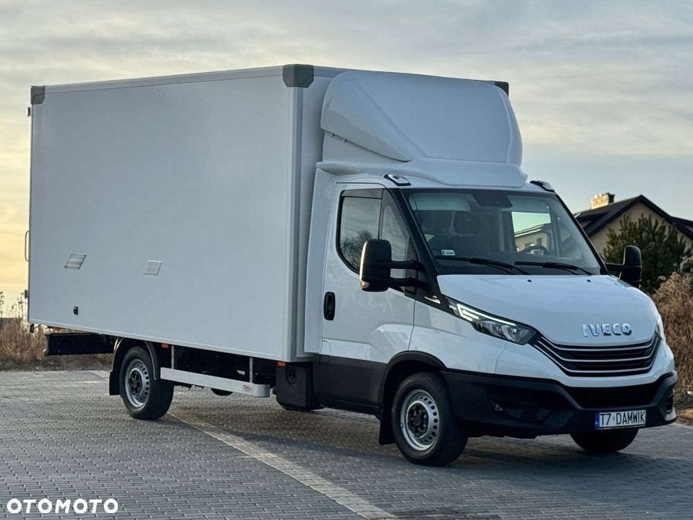 Iveco Daily 2022r‼️35S18‼️ 3.0 HI-MATIC Kontener 9 Palet Niski przebieg ‼️TEMPOMAT Aktywny Full LED Salon Polska Poduszki Pneumatyczne 4.50x2.20x2.20 z tyłu drzwi NAVI 3.5T Bogata Wersja Lekka zabudowa - 2
