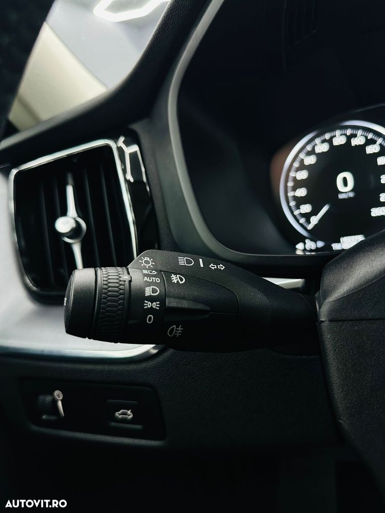 Volvo XC 60 B4 MHEV AT8 FWD Momentum Pro - 29