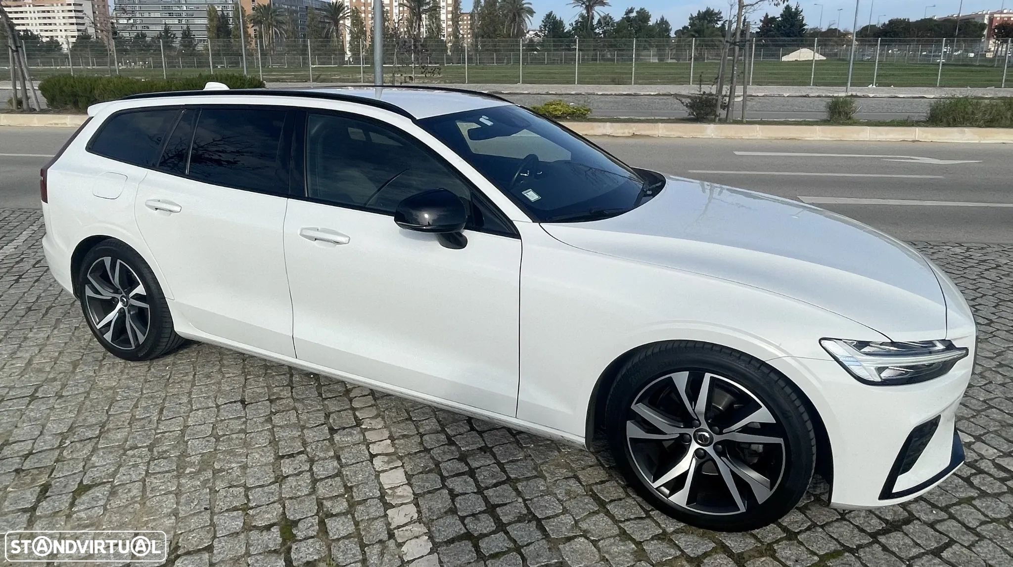 Volvo V60 2.0 D4 R-Design Geartronic - 1