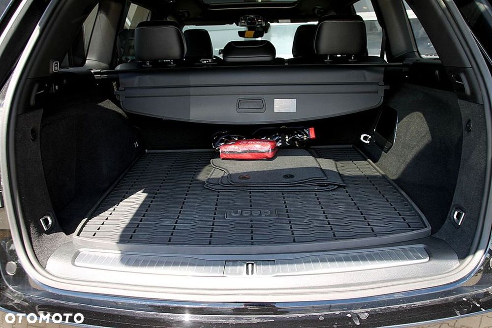 Jeep Grand Cherokee - 16