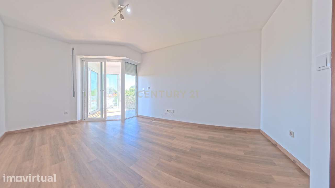 T2 Renovado com Garagem Fechada e 2 Varandas — Palmeira de Faro, Espos - Grande imagem: 2/22