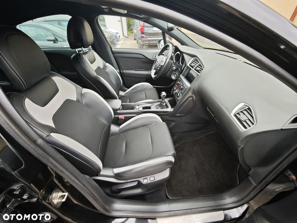 Citroën DS4 e-HDi 110 SoChic - 28