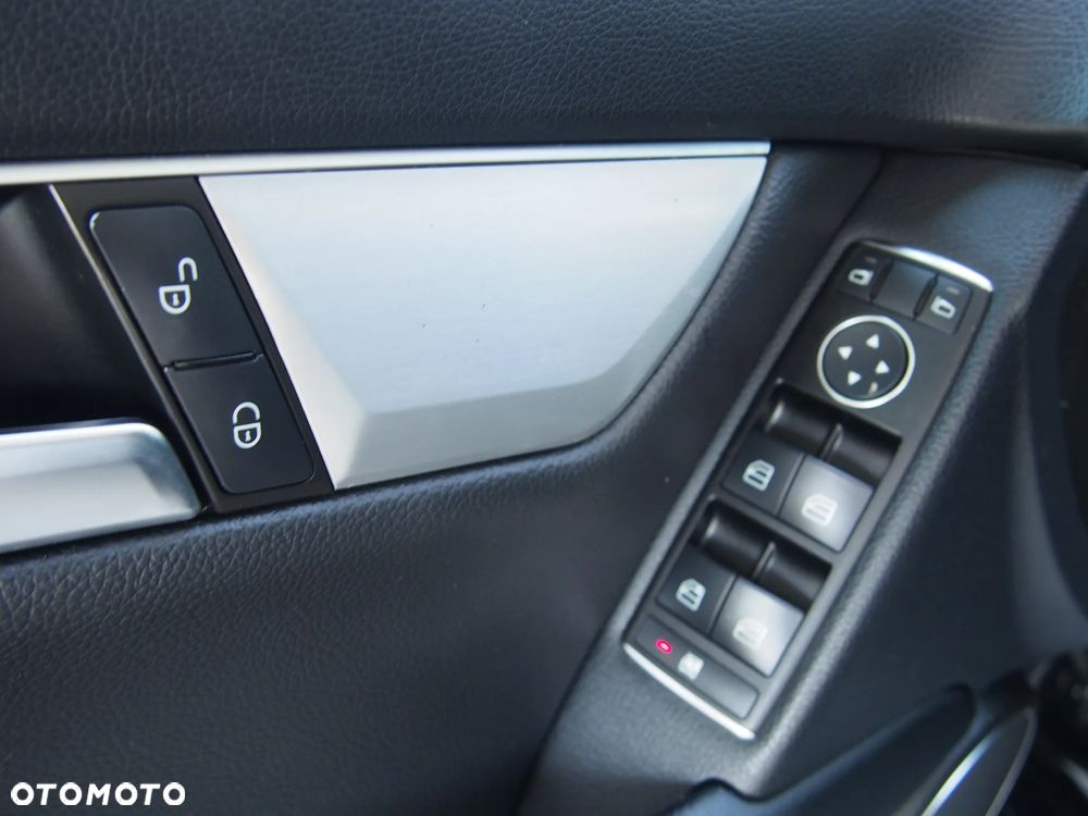 Mercedes-Benz Klasa C 220 CDI DPF (BlueEFFICIENCY) 7G-TRONIC Avantgarde - 25