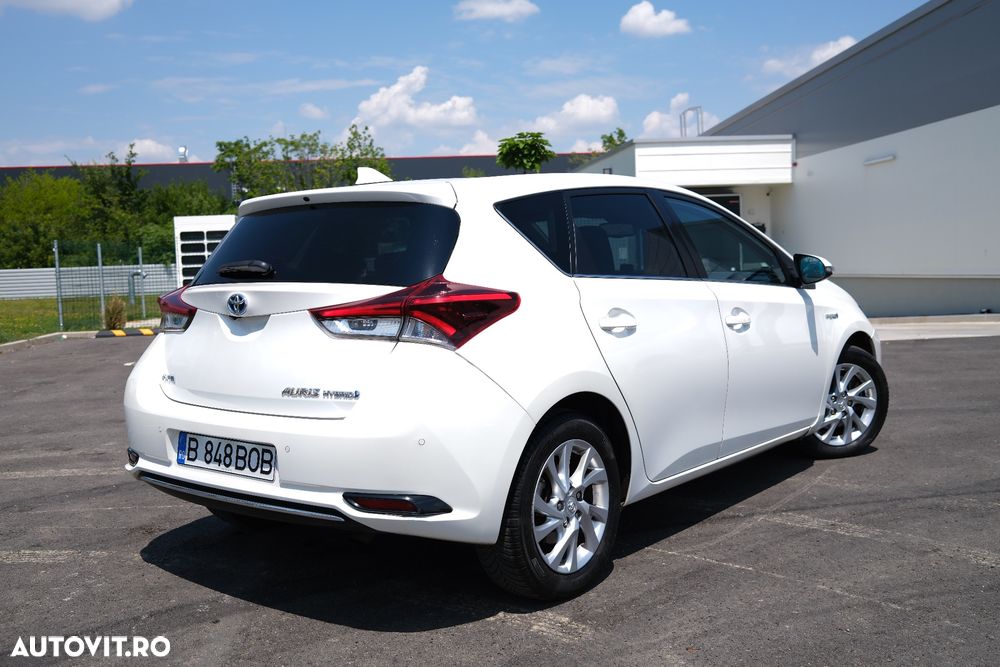 Toyota Auris 1.8 L VVT-i HSD Sol + - 4