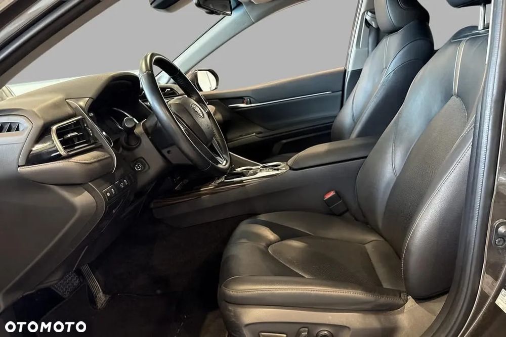 Toyota Camry Luxury - 9